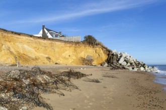 Clifftop houses at risk from coastal erosion, Thorpeness, Suffolk, North Sea coast, England, UK