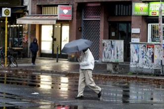 People in rain, Potsdamer Straße, Berlin, 30.10.2025, Berlin, Berlin, Germany