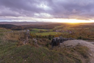 Rain and sun alternating — dramatic autumn atmosphere at the Hohenstaufen Spielburg Nature Reserve