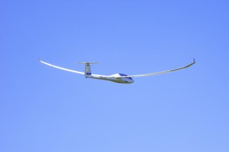 A Schempp-Hirth Arcus E motor glider, registration D-KWKU, during a screening as part of an air