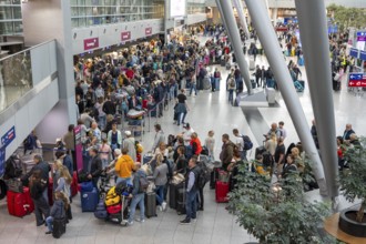 Full check-in hall, queues, Terminal B, many thousands of people take off on the first day of the