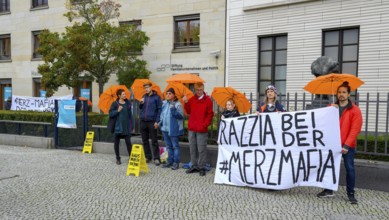 The New Generation symbolically organises a house search at the Family Business and Politics