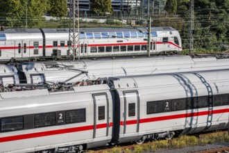 ICE trains on the railway line, IC, Intercity train, north of Düsseldorf main station, North
