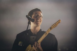 Jules Crommelin, Gitarrist von Parcels live in der Berliner Max-Schmeling-Halle am 04.10.2025