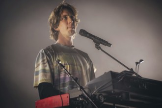 Patrick Hetherington, Keyboarder von Parcels live in der Berliner Max-Schmeling-Halle am 04.10.2025