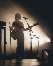 Noah Hill, Bassist von Parcels live in der Berliner Max-Schmeling-Halle am 04.10.2025