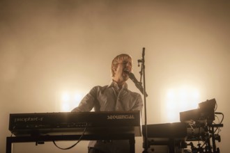 Louie Swain, Keyboarder von Parcels live in der Berliner Max-Schmeling-Halle am 04.10.2025