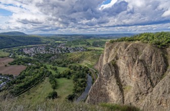 Ausblick vom Rotenfels, einer Steilwand am Naheufer im Naturpark Soonwald-Nahe, auf das Nahetal und