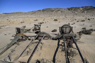 Verrostete Trommelsiebe im Wüstensand, Pomona, Diamentensperrgebiet, bei Lüderitz, Region Karas,