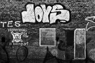 Das Wandbild mit dem Titel Weltbaum 2, Werden, Sein, Vergehen von Ben Wagin am S-Bahnhof