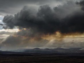 Lava, lava field, ash cloud, volcanic eruption, panorama, mountains, Sundhnúkur crater chain, July