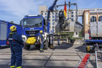 Launching, with crane, of a THW multi-purpose boat in front of a training trip on the Rhine, near