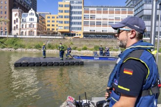 Transport of a floating platform with the jet-float system, this can be used as a work platform,