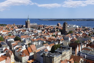 View from a height of 84 metres over the city, Neuer Markt below, St. Nikolai Church to the rear