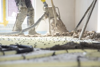 Delivery and installation of flowing screed in new buildings