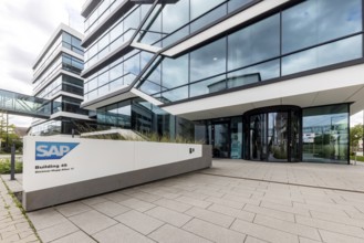 SAP new office building WDF 49. 700 workstations are available in the new office building. Logo and