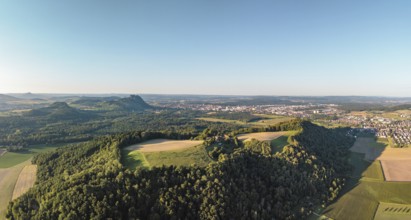 Luftbild, Panorama von einer vulkanisch geprägten Landschaft im Abendlicht, im Vordergrund der