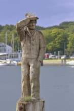 Monument to sailor Fiete on Dückdalbe in the harbour, Trave, wooden figure, wood carving, detail,