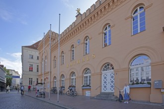 Old Town Hall and pedestrians, Am Markt, Schwerin, Mecklenburg-Vorpommern, Germany