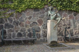 Till Eulenspiegel fountain by Karlheinz Goedtke, bronze sculpture, modern art, seated, Till