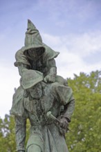 Sculpture Huckup monument by Carl Röder 1905, carrying figures on the back, modern art, bronze