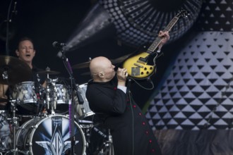 Jimmy Chamberlin (drummer) and Billy Corgan (singer) from The Smashing Pumpkins live on The Aghori