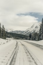 Winter road trip on the Icefields Parkway with lots of snow and ice, Banff National Park, Jasper