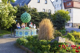 Summer version of the music box with figures by Wendt & Kühn in the centre of Grünhainichen,