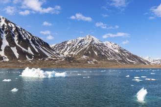 Mountain tops, snow, sea, Konowbreen, Spitsbergen, Svalbard