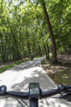 Long-distance cycle path F28, so-called Doorfietsroute, through cycle path, in the province of