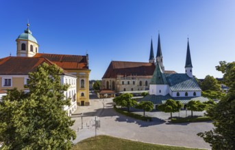 Chapel of Grace and Stiftspfarrkirche Sankt Philippus und Jakobus am Kapellplatz, place of