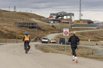 Marathon, runner in front of the historic Taubanestralen cable car, transport cable car, coal