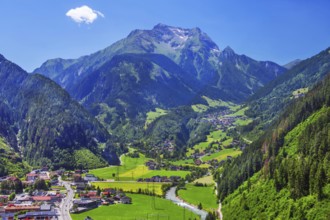 Mountain panorama with view of Finkenberg and the Grinberg peaks 2884m, Mayrhofen, Zillertal,