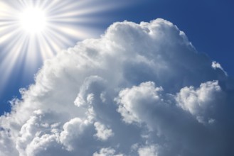 Symbolic image, global warming, heat, the sun shines brightly above large, fluffy clouds in the