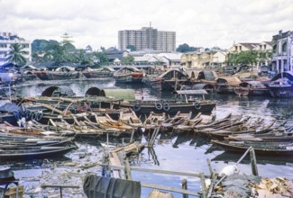 Port activity, sampan boats on the Singapore River, Singapore, southeast Asia c 1963