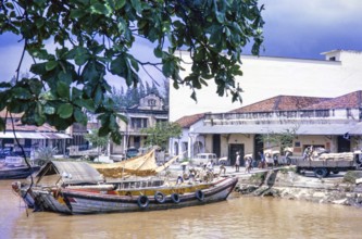 Unloading sacks from cargo boat on Singapore River, Singapore, southeast Asia c 1963
