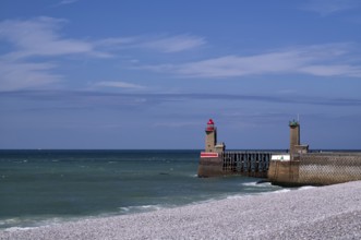 Sea, lighthouse Feu de la jetée Sud, lighthouse, red, Phare de Fécamp, green, harbour entrance,