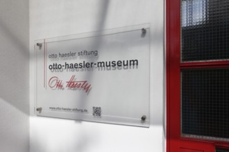 Sign Otto-Haesler-Museum, Bauhaus architecture, Blumläger Feld estate, Celle, Lower Saxony, Germany