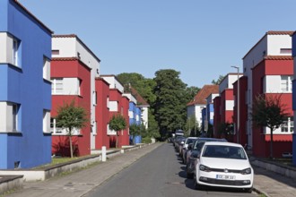 Estate IItalienischer Garten from 1925, residential buildings in cubic design with blue and red