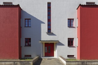 Modern flat-roofed house from 1925, cubic design with red façade, Bauhaus architecture, architect