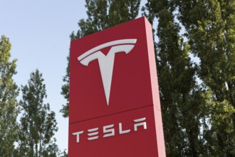 Tesla, pillar with logo in front of Tesla repair shop, US car manufacturer for electric cars,