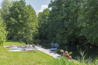 Canoe landing stage, Alte Fahrt canal, people, Fischers Land Boek, Mecklenburg Lake District,