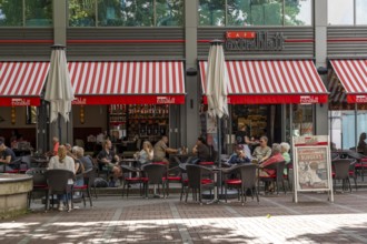 Café Extrablatt, system catering, franchise system, terrace of a restaurant in Leverkusen, North
