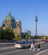 Road traffic and pedestrians on the carriageway in Berlin-Mitte, Unter den Linden, Berlin, Germany