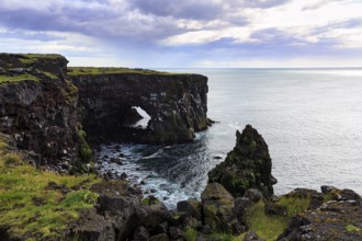 Black basalt cliffs, Svörtuloft cliffs, volcanic landscape, Skalasnagi, Öndverdarnes,