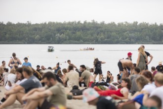 Festival visitors on the beach at the Highfield Festival on Sunday, Lake Störmthal, 18/08/2024