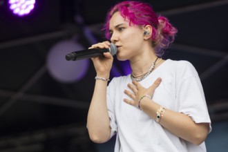 Eva Sauter, singer of the band ok.danke.tschüss at the Highfield Festival on Sunday, Störmthaler