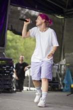 Eva Sauter, singer of the band ok.danke.tschüss at the Highfield Festival on Sunday, Störmthaler