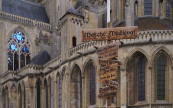 Sign, medieval market, in front of the cathedral Cathédrale Notre-Dame de Bayeux, Bayeux, Normandy,