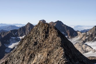 Summit of the Becher with Becherhaus, picturesque high mountain landscape, Stubai Alps, South